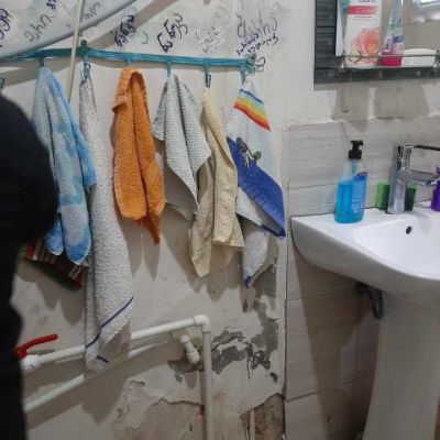 Putz bröckelt, Leitungen liegen offen und Farbe fehlt. 
